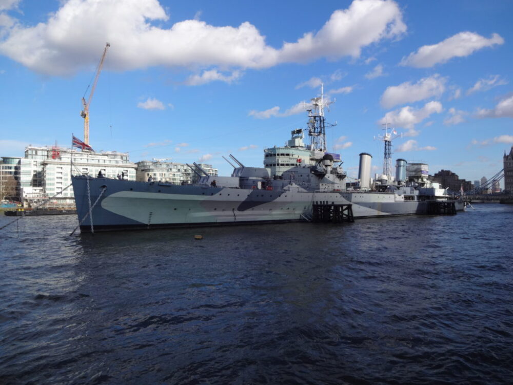 第二次世界大戦で活躍した軽巡洋艦、ロンドンのテムズ川に浮かぶ「ベルファスト」を見学 