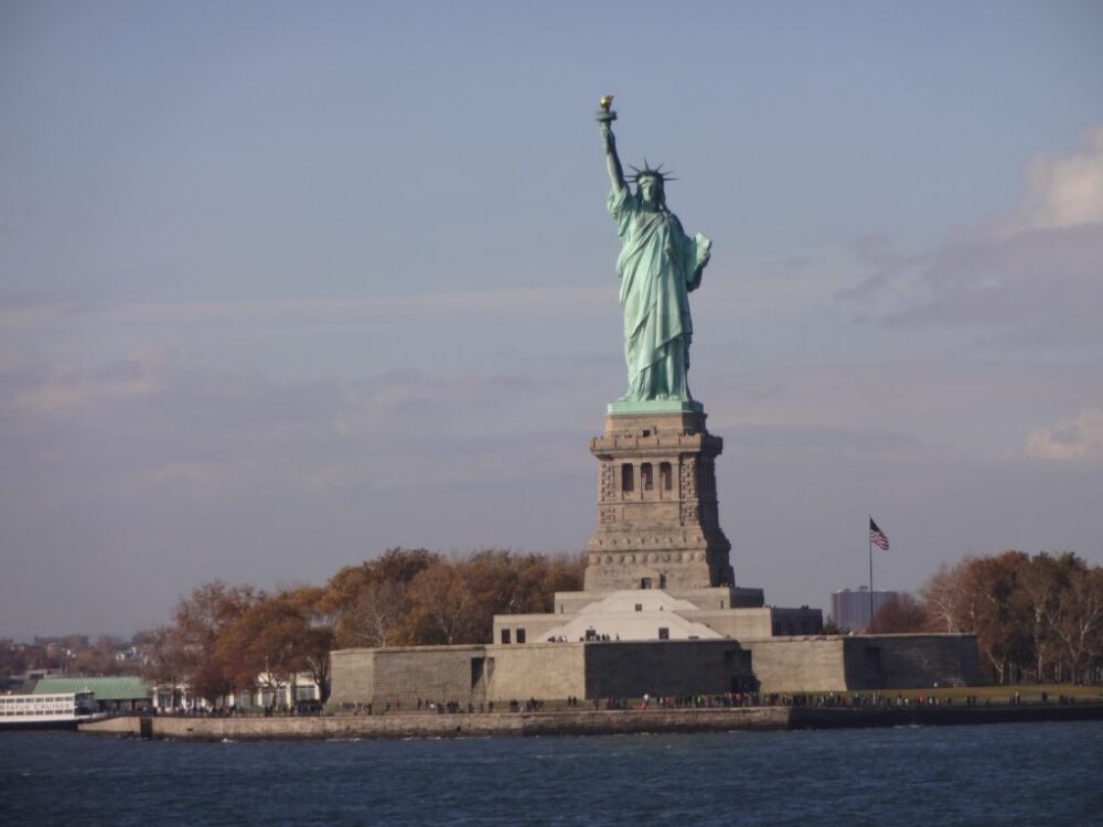 ニューヨーク「自由の女神」を予約なしですぐ乗れる無料フェリーから見物する方法 