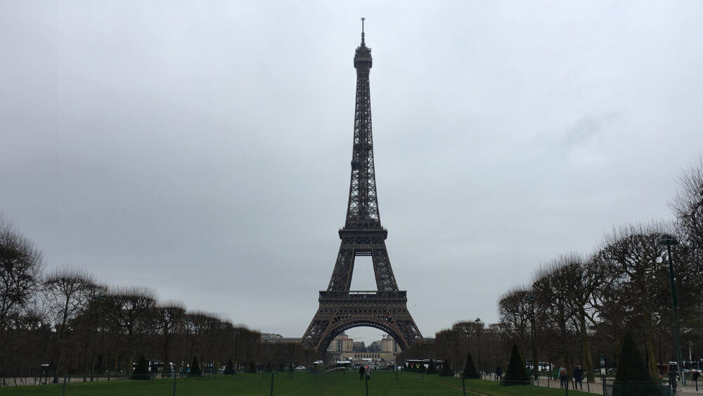 日没前のエッフェル塔