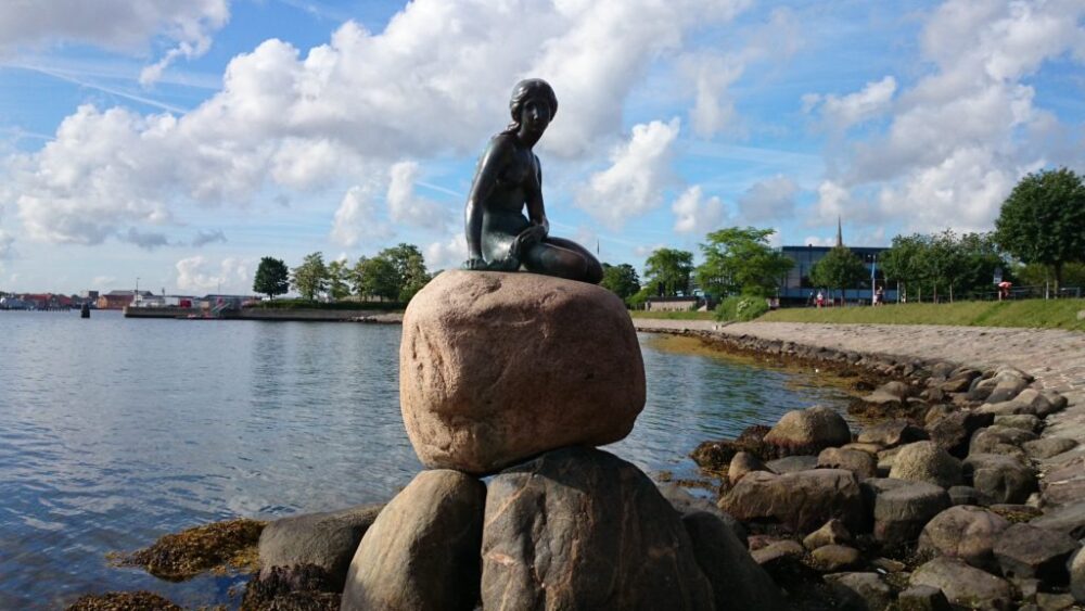 コペンハーゲンにある世界三大がっかり名所のひとつ「人魚姫の像」 