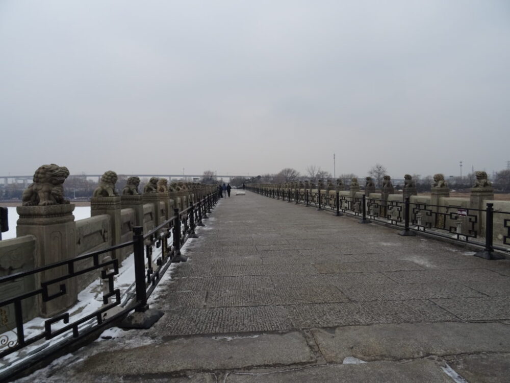 盧溝橋の上を歩く