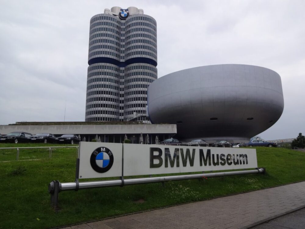 ドイツ・ミュンヘン「BMW博物館」へのアクセスと見どころの紹介 