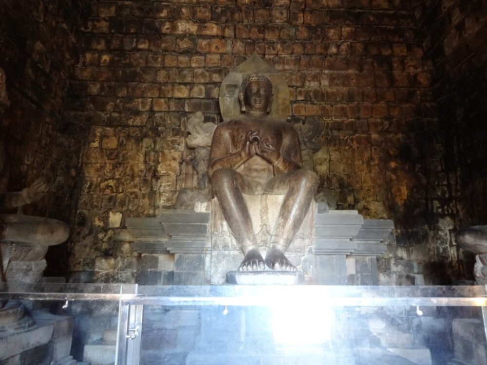 メンドゥ寺院の仏像