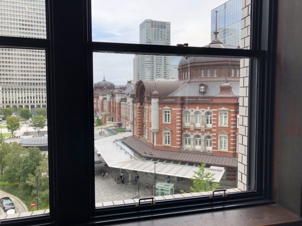 KITTEの屋内から見る東京駅
