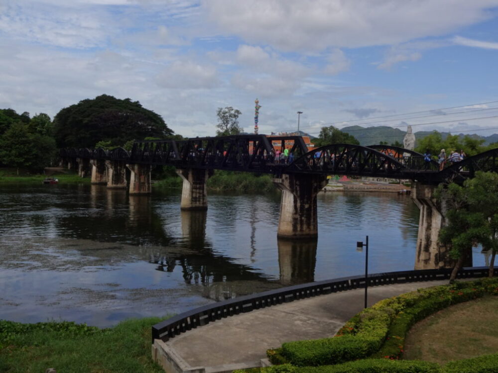 泰緬鉄道の名所「クウェー川鉄橋」や「アルヒル桟道橋」をバンコクから日帰りで観光する方法 
