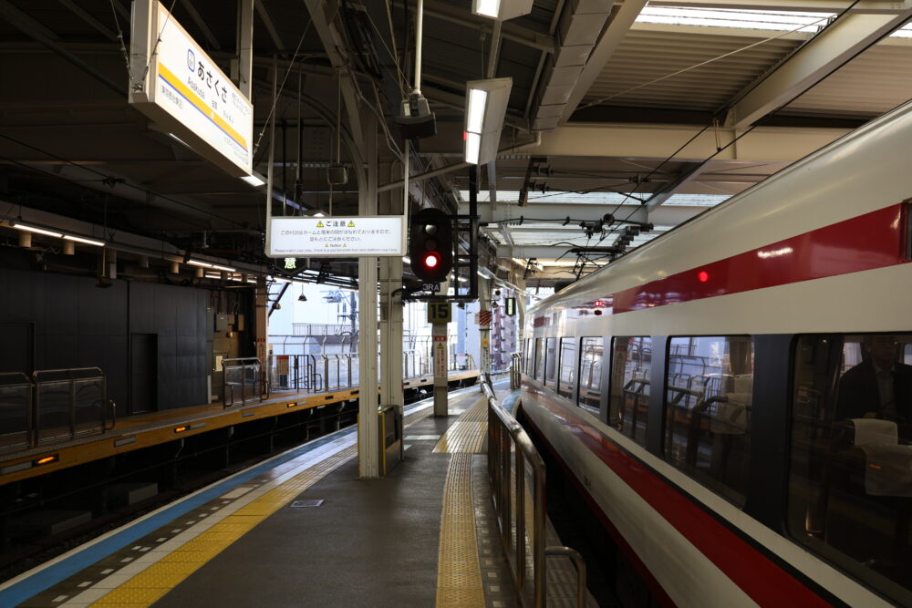 浅草駅に停車するりょうもう