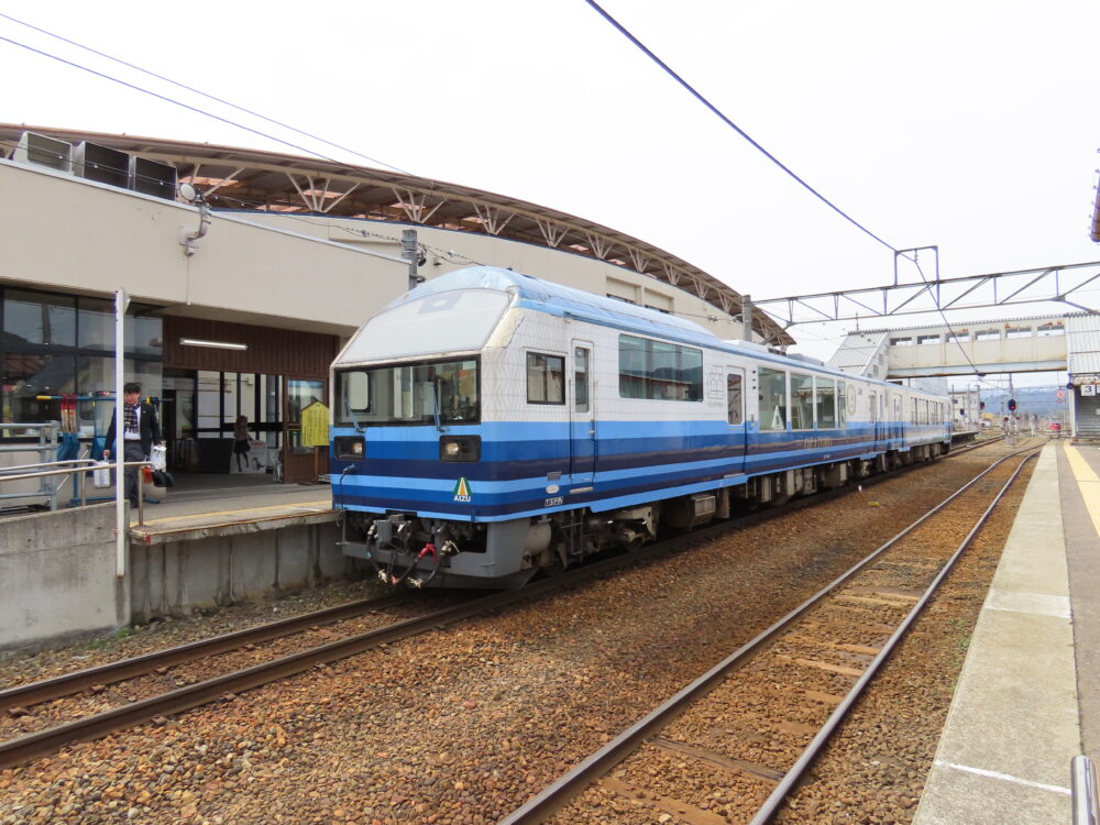 お座トロ展望列車