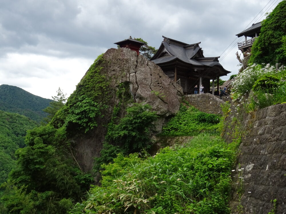 山寺の遠景