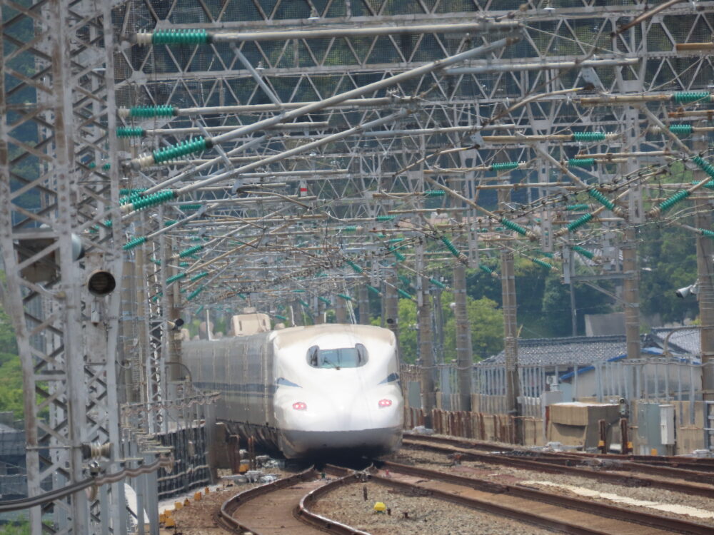 入線してくるN700系新幹線