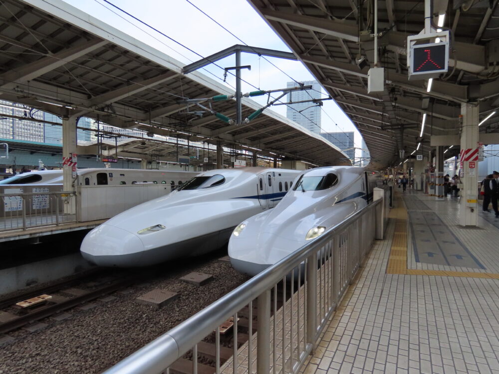 東京駅の新幹線のぞみ号2台