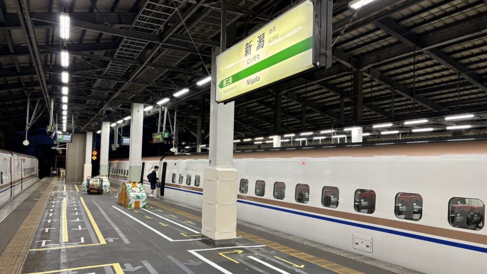 新潟駅に停車する新幹線とき号