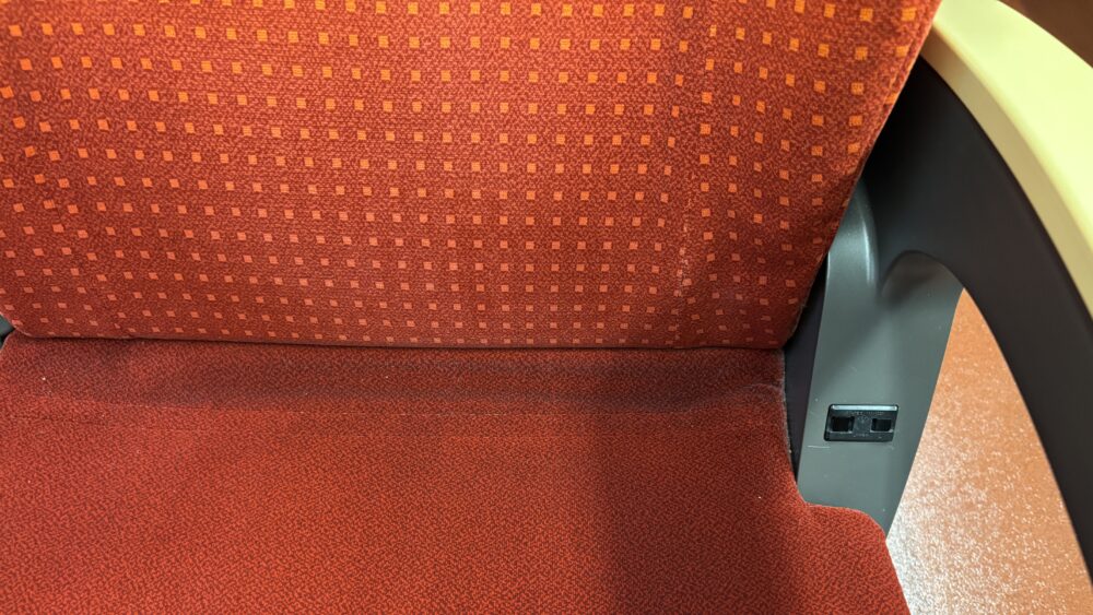 E8系つばさ普通車の電源コンセント