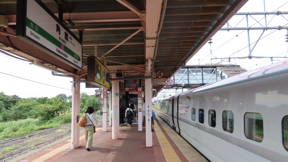 角館駅の新幹線こまち号