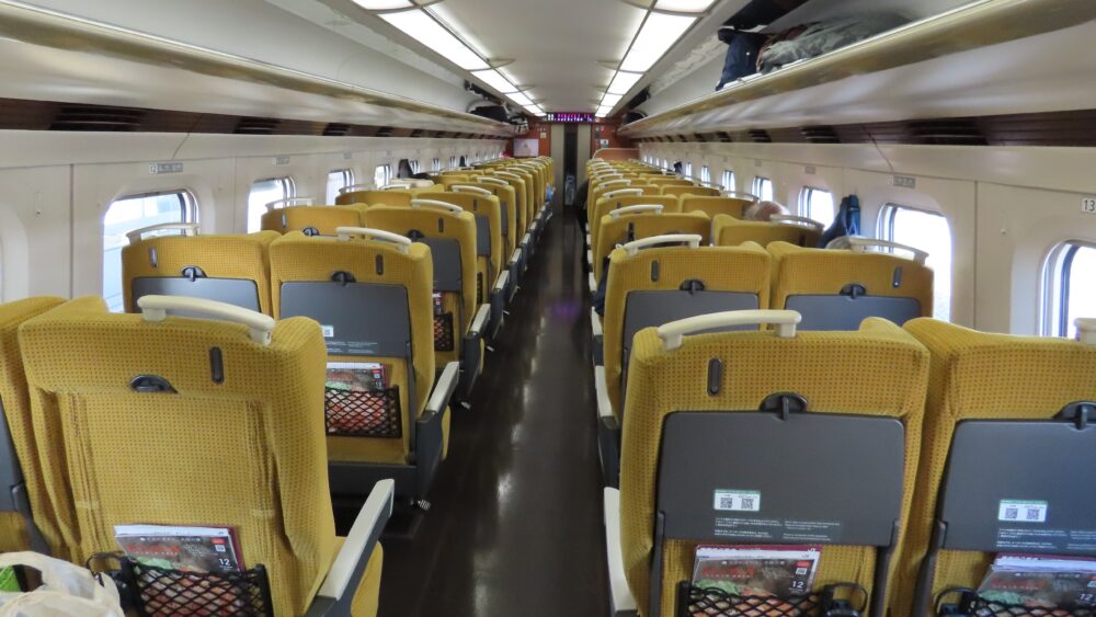 こまち号の普通車内部
