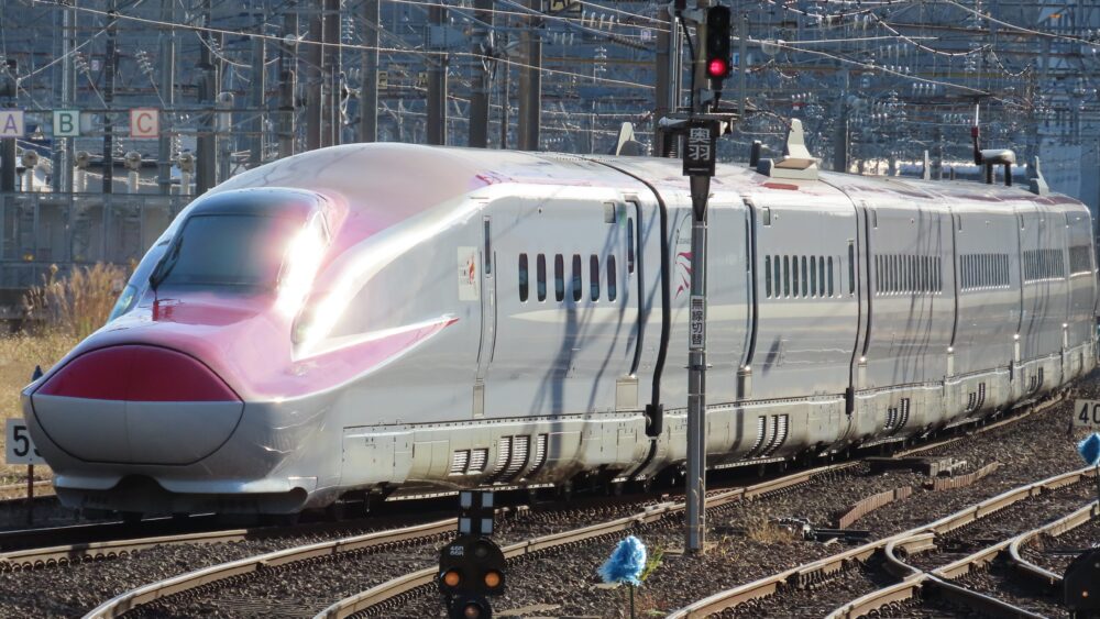 駅を出ていく新幹線こまち号