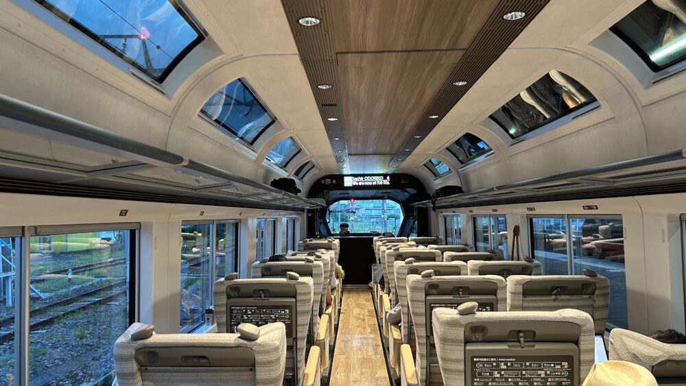 サフィール踊り子の車内