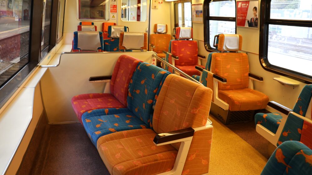 キンメ電車の窓向きバケット型ロングシート