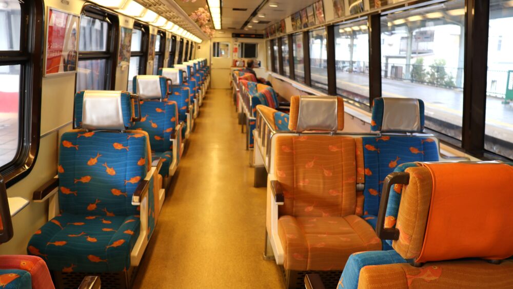 キンメ電車の車内の様子