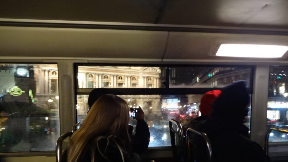 ２階建てバスに乗車して出発