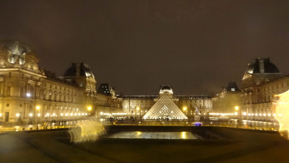 ルーブル美術館の夜景