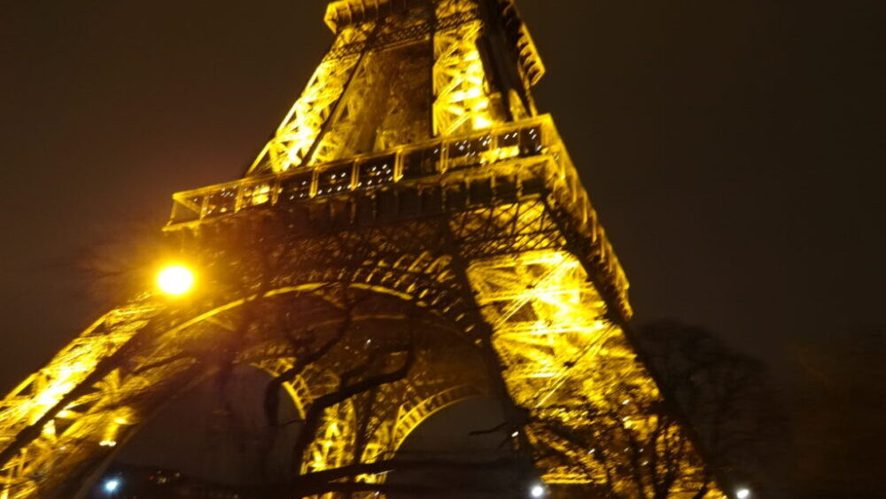 エッフェル塔のすぐそばを通過