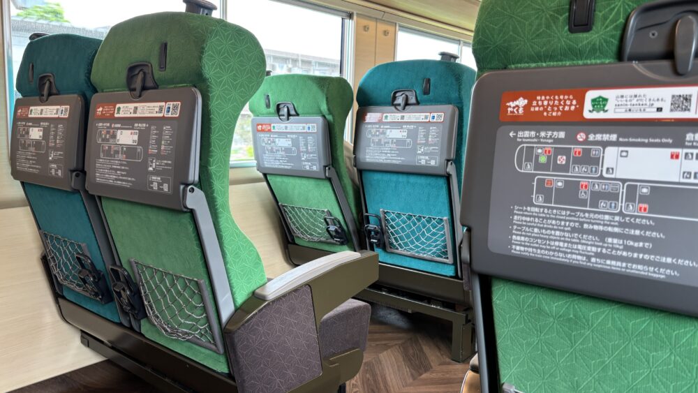 特急やくも普通車座席背面