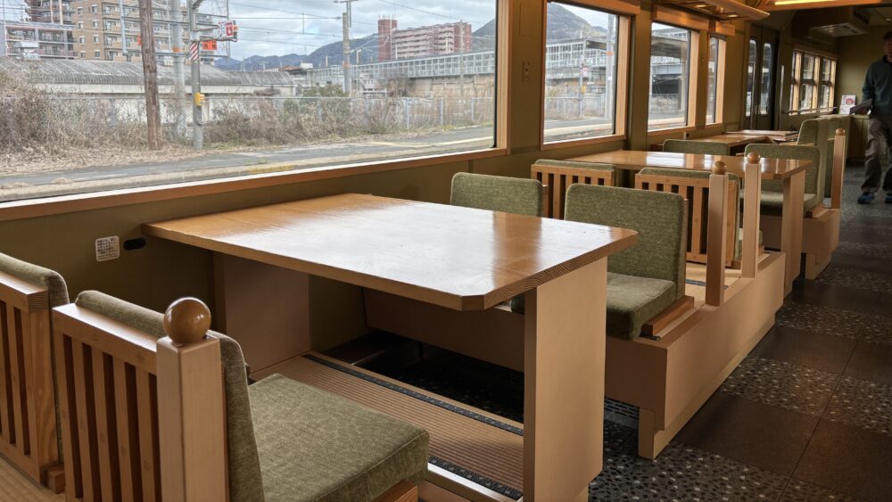 1号車の2×2の4人用ボックス席