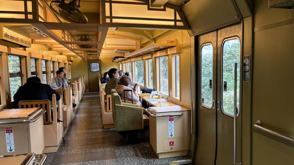 観光列車「◯◯のはなし」の車内での様子