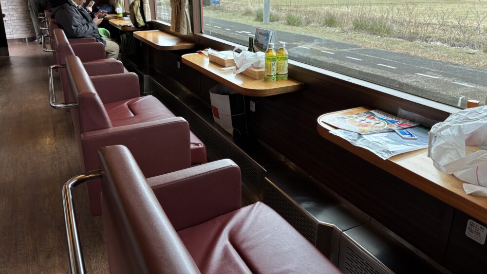 2号車の2人用ベンチ式のカウンター席