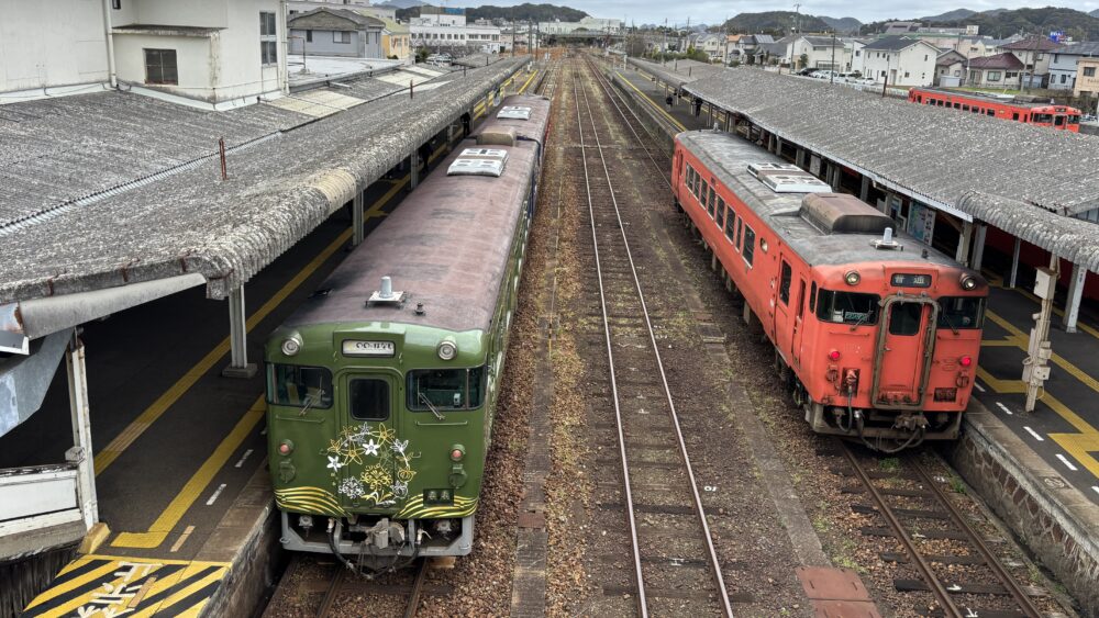 長門市駅での停車中の観光列車「◯◯のはなし」