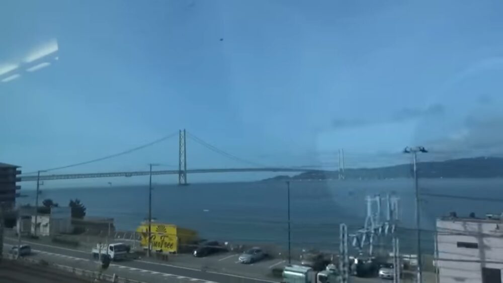 山陽本線区間での瀬戸内海と明石海峡大橋の眺め