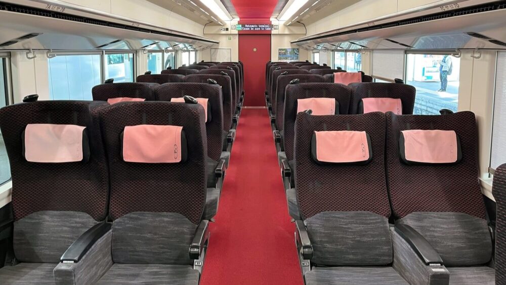 特急あずさのグリーン車内部