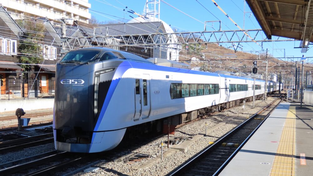 甲府駅の特急あずさ