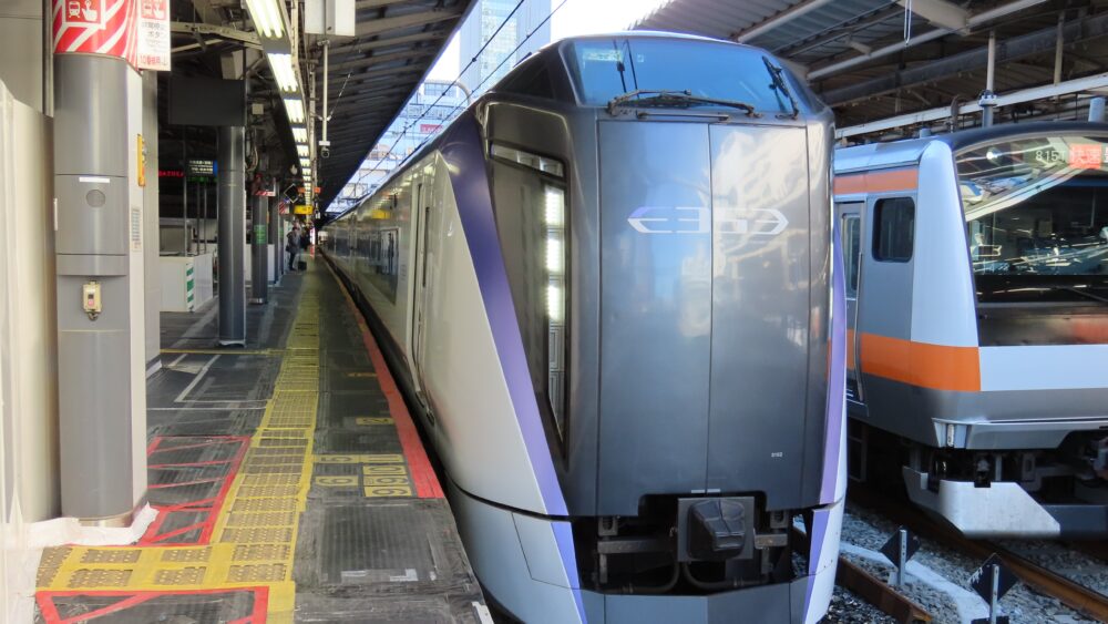 新宿駅の特急あずさ