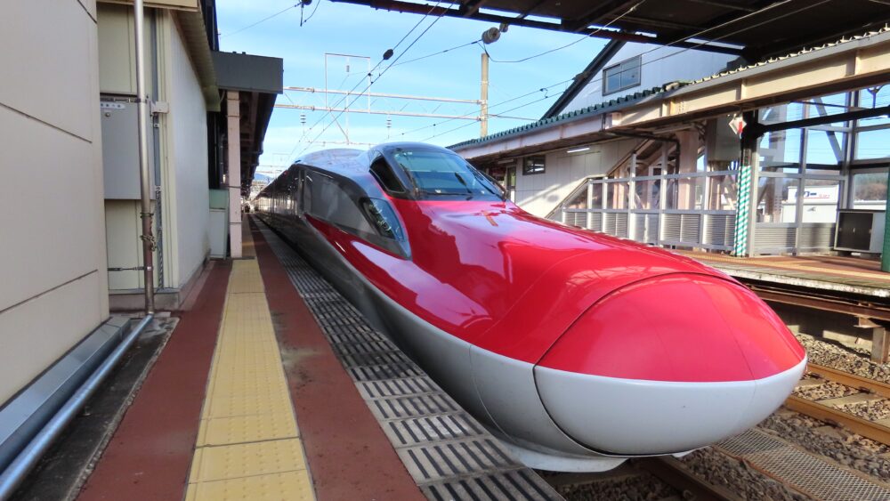 新幹線こまちがホームに停車している様子