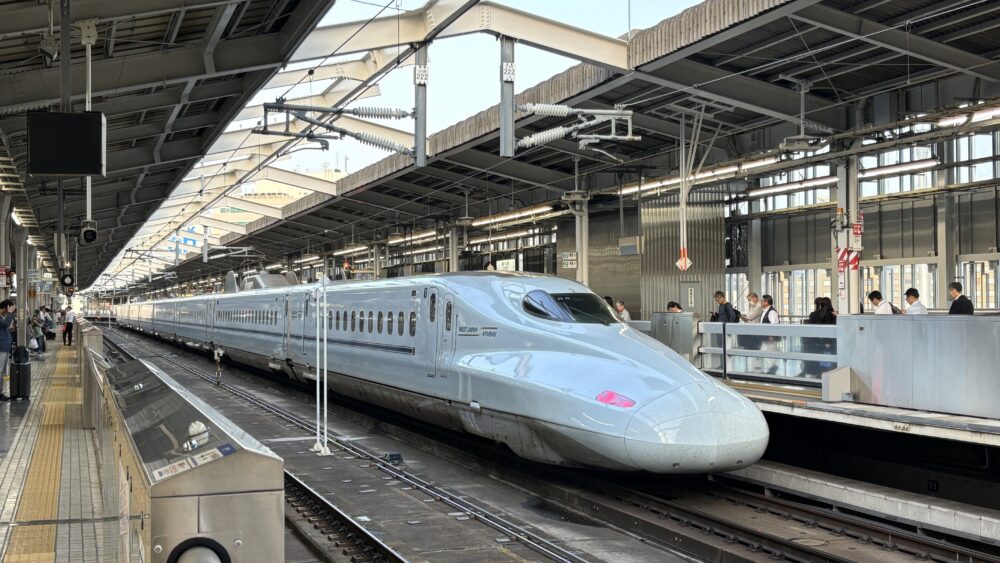 駅ホームに停車する山陽・九州新幹線のN700系車両
