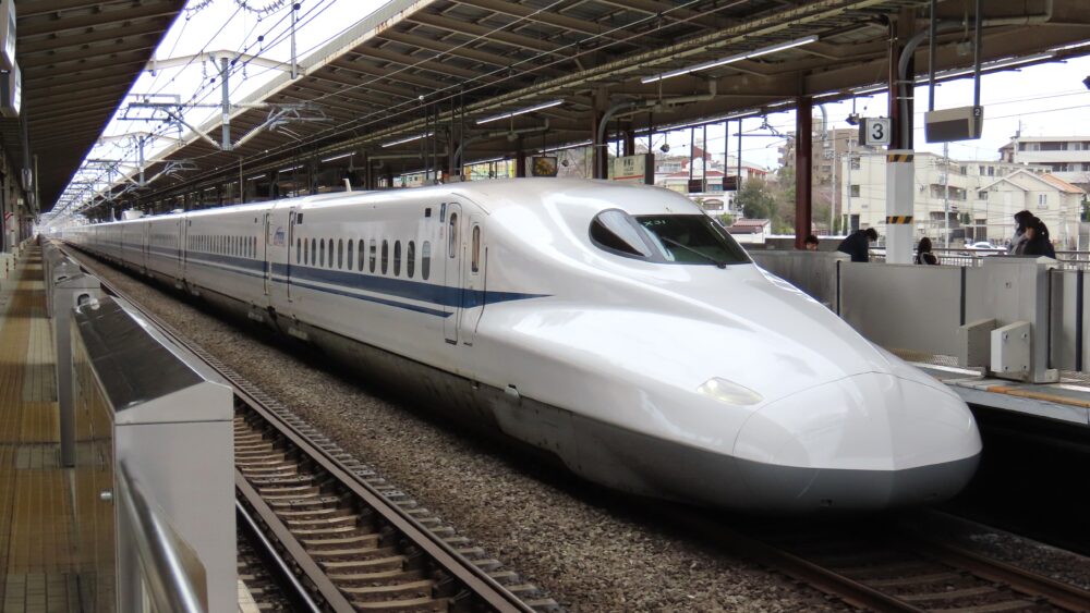 駅ホームに停車する白と青のN700系東海道・山陽新幹線