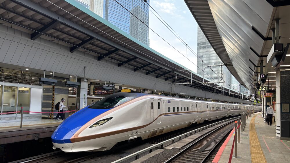 東京駅に停車する北陸新幹線